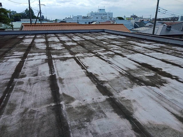入間市で陸屋根の集水口を調査、雨漏りが生じたシート防水も同時にメンテナンスを検討